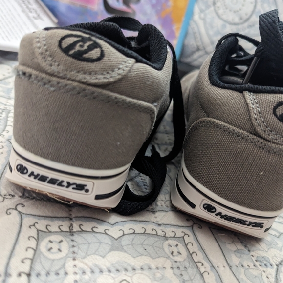 Size 13 youth Heelys - Picture 2 of 4